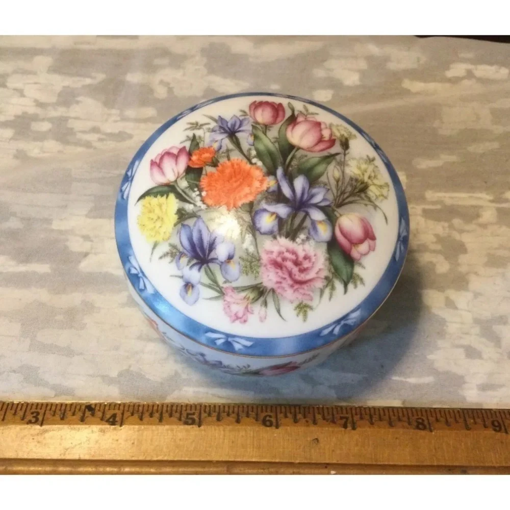 Danbury Mint Floral Enchantment Porcelain Music Box T7